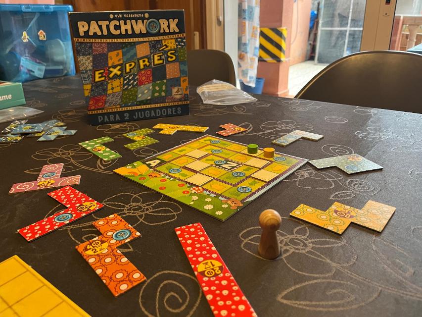 Patchwork sobre la taula, foto de Bruno Circulo Friki