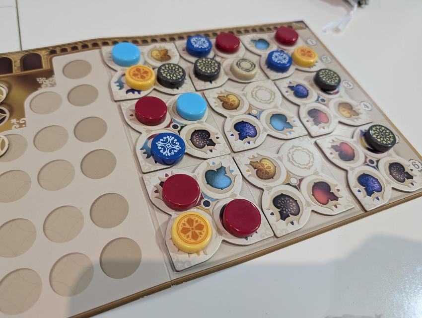 Azul Duel на масата, снимка: Kabra
