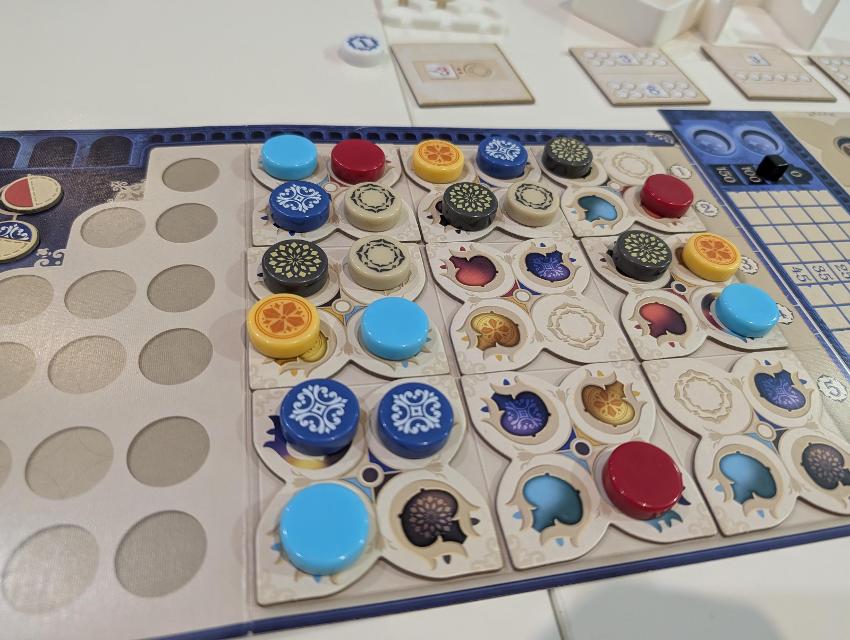 Azul Duel на масата, снимка: Kabra
