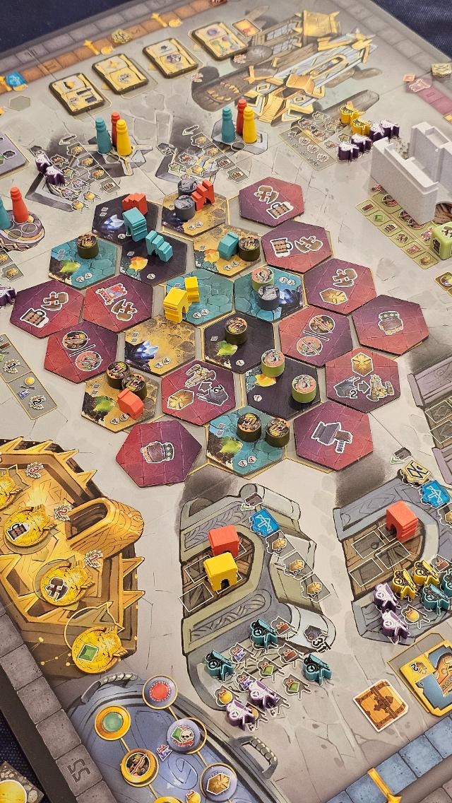Covenant на масата, снимка: Jugar y Leer