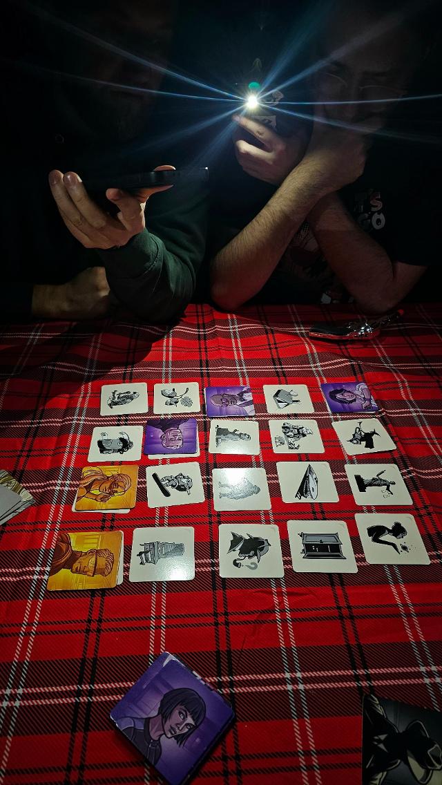 Codenames: Pictures auf dem Tisch, Foto von Gent Canaj