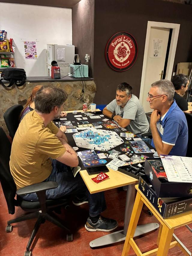 I C E: Collector on the table, photo by Morriondo