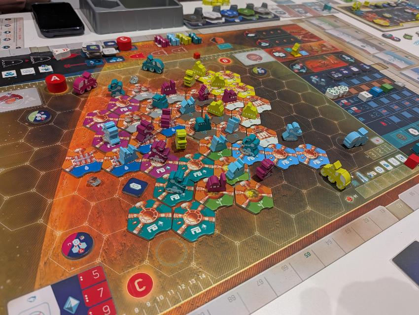 On Mars sobre la taula, foto de Kabra