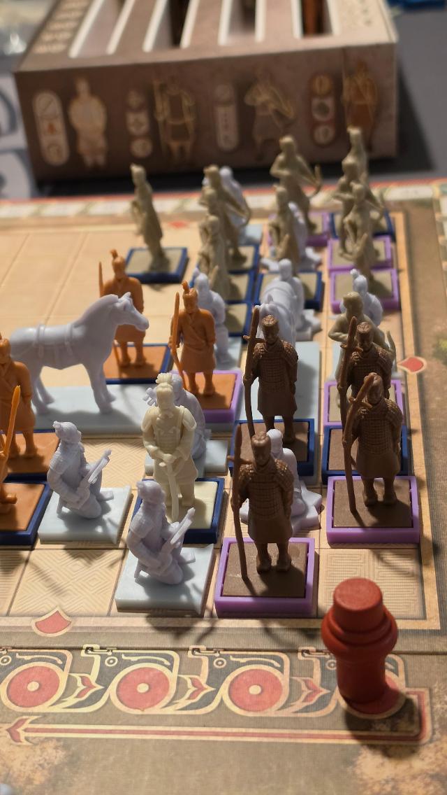 Terracotta Army sul tavolo, foto di Jugar y Leer