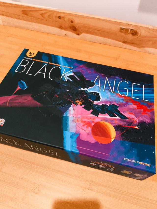 Black Angel on the table, photo by Mochilo