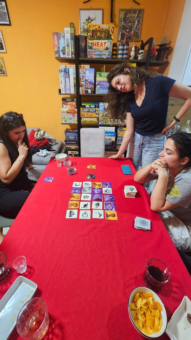 Codenames: Pictures auf dem Tisch, Foto von Gent Canaj