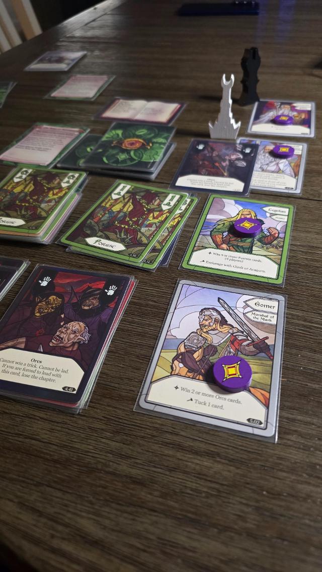 Il Signore degli Anelli: Le Due Torri – Trick-Taking Game sul tavolo, foto di Chris Salazar