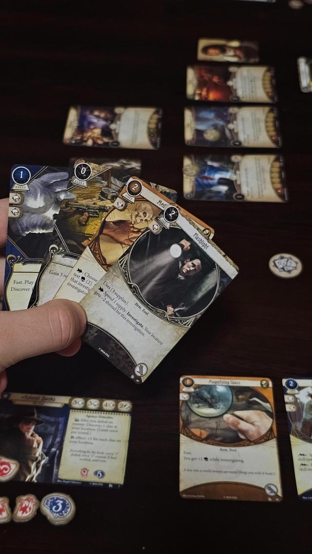 Arkham Horror: The Card Game na stole, foto: Gent Canaj