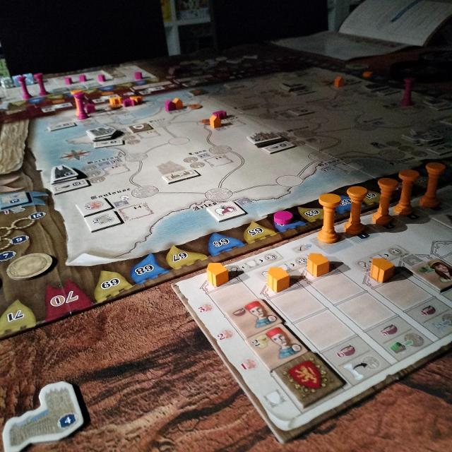Tiletum op tafel, foto van Dani Gómez