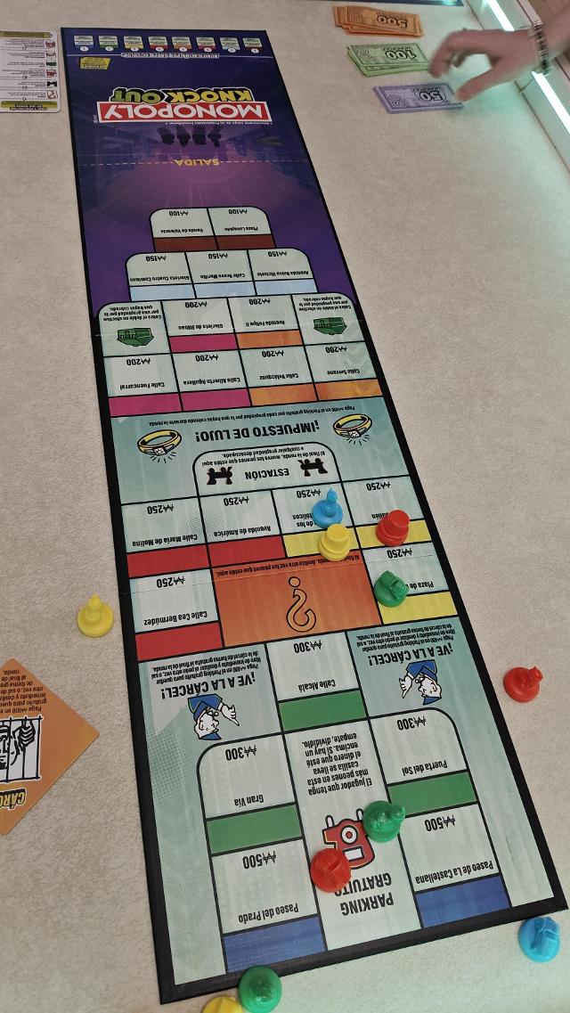 Monopoly Knockout sul tavolo, foto di Julio CC