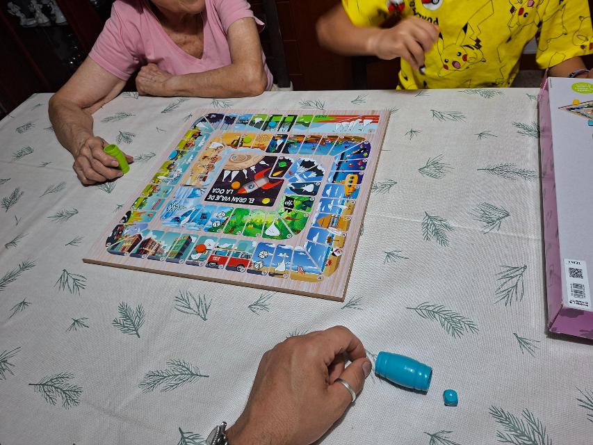 Game of Goose on the table, photo by Artur Rodríguez Coma