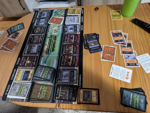 桌上的Boss Monster: The Dungeon Building Card Game,照片来自 Brandon Storm