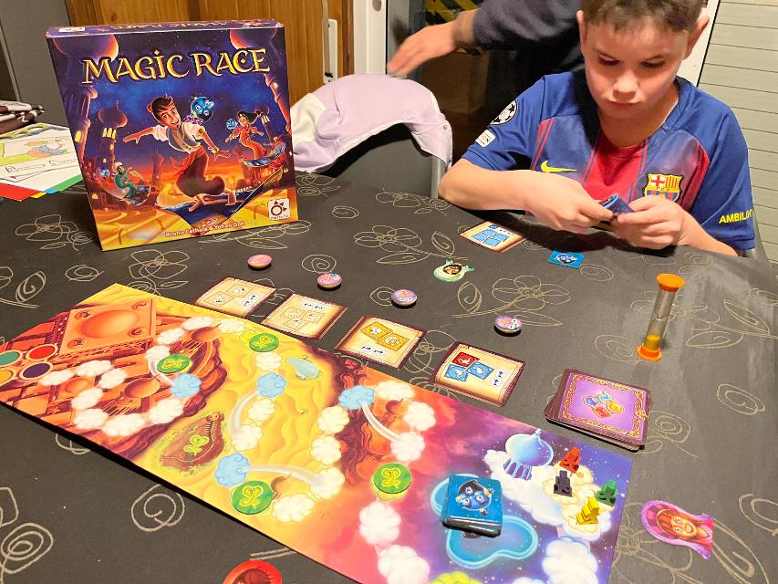 Magic Fold on the table, photo by Bruno Circulo Friki