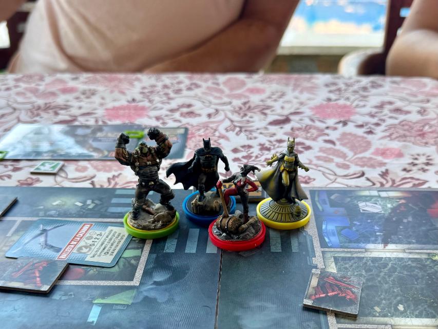 DCeased: Gotham City Outbreak på bordet, foto av Víctor N