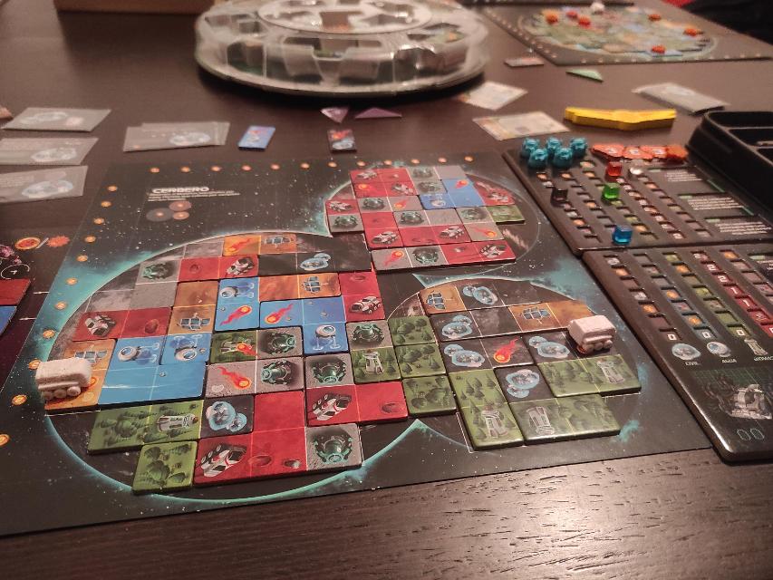 Planet Unknown auf dem Tisch, Foto von Pauliss