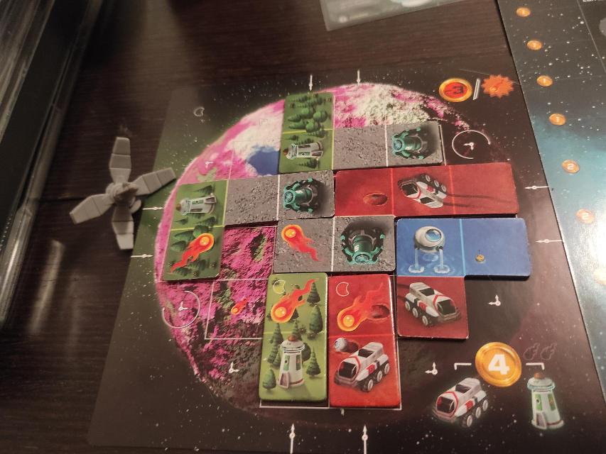 Planet Unknown auf dem Tisch, Foto von Pauliss