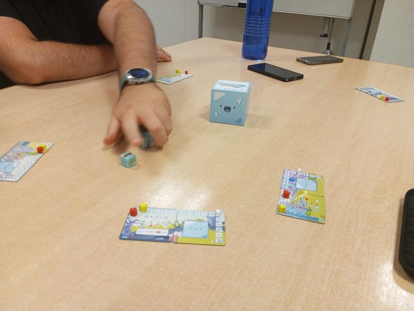 テーブル上のCubeMelt: Getting Dicey（写真：Estepo Estepoes）