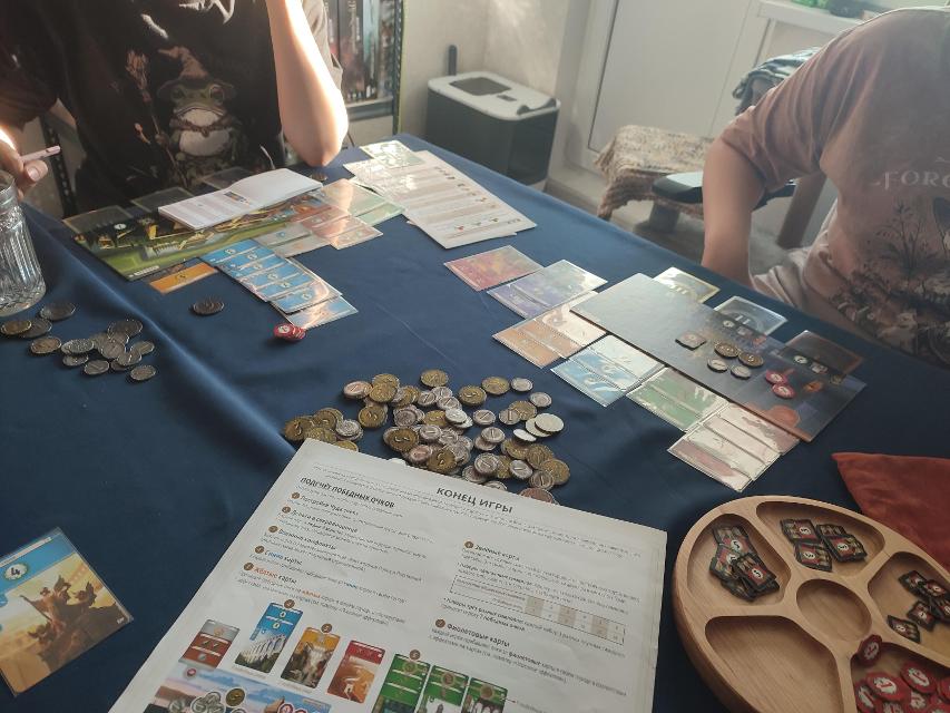 7 Wonders (Second Edition) sobre la taula, foto de Даниил