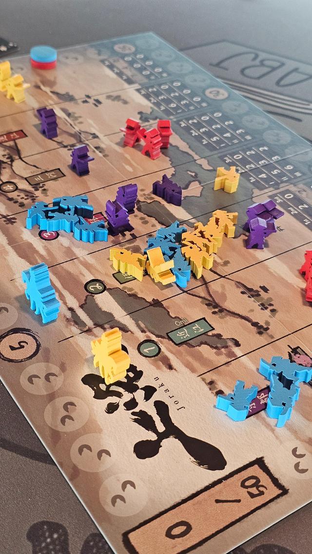 Joraku on the table, photo by Jugar y Leer