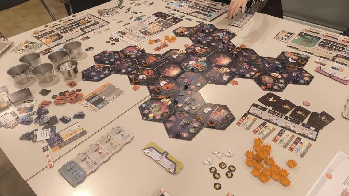 Voidfall pe masă, fotografie de Iván Á.