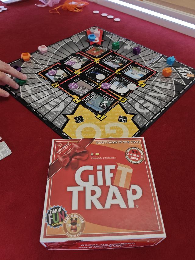 Gift Trap on the table, photo by Julio CC