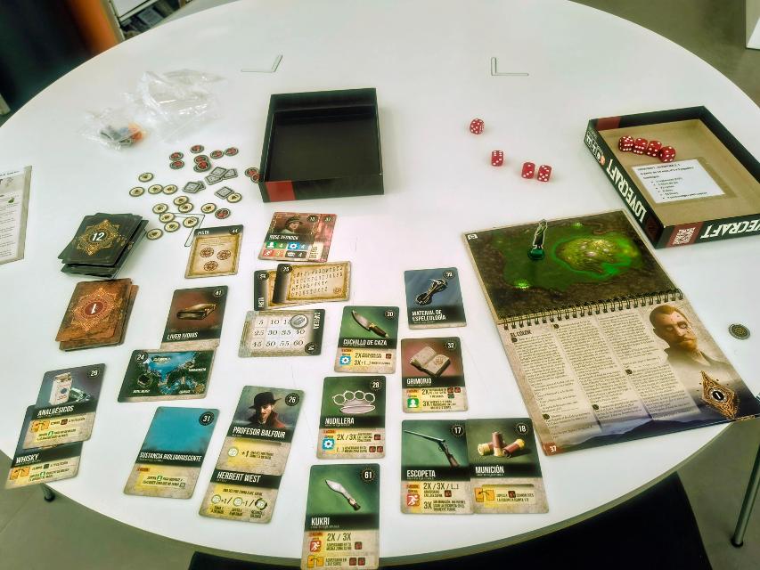 Aventura Z: Vol 1 Lovecraft on the table, photo by Brutal