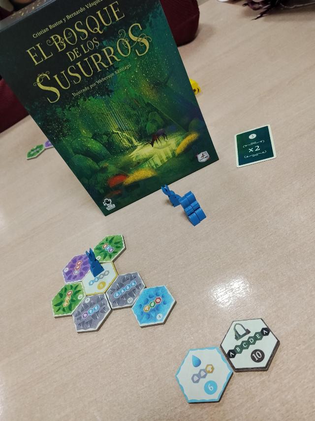 El Bosque de los Susurros sobre la taula, foto de Amy