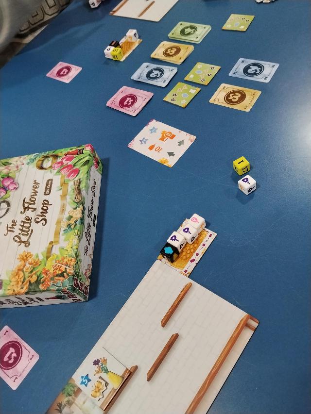 The Little Flower Shop Dice Game sobre la taula, foto de Amy