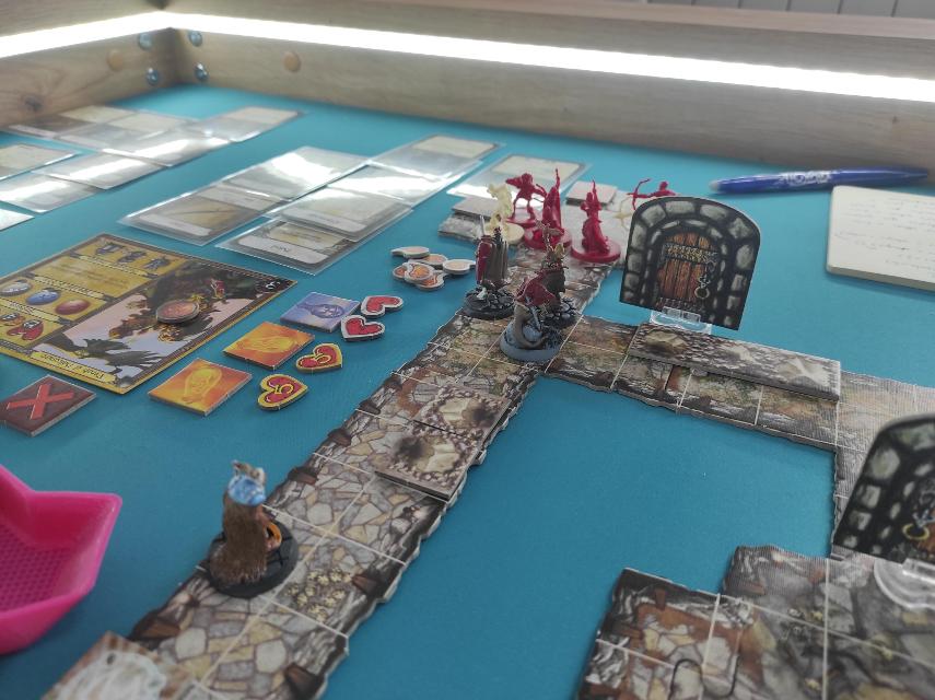 Descent: Journeys in the Dark op tafel, foto van Cainneth