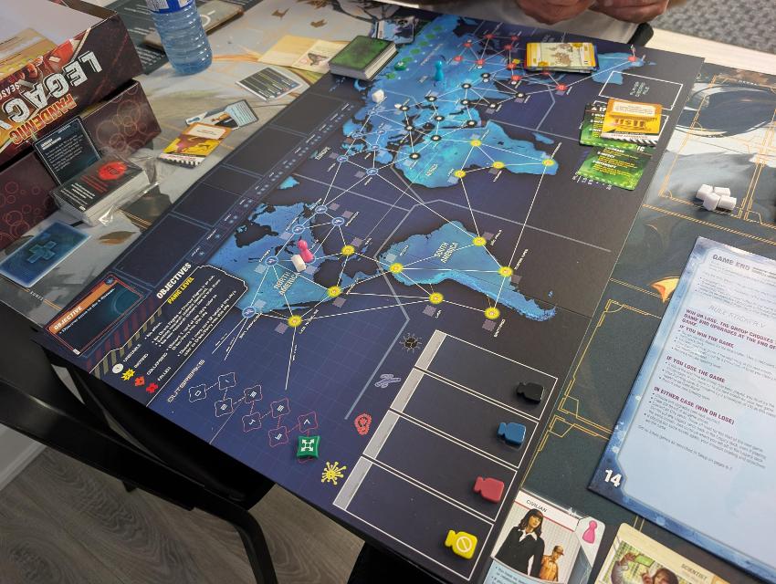 Pandemic Legacy: 1a. Temporada sobre la taula, foto de Brandon Storm