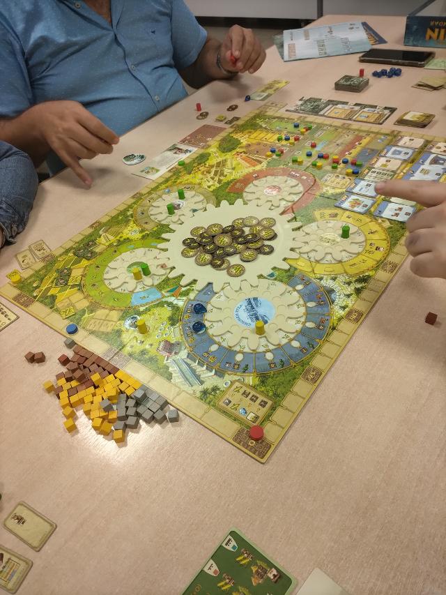 Tzolk'in: Mayský kalendář na stole, foto: Amy