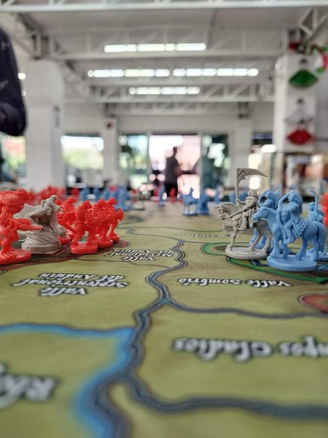 War of the Ring: Second Edition pe masă, fotografie de MarFe MaAn