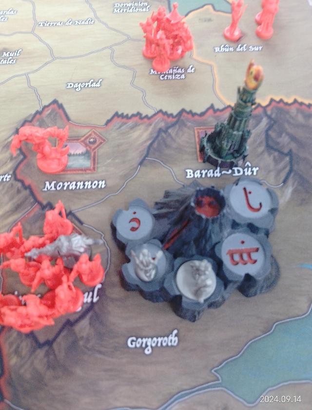 War of the Ring: Second Edition pe masă, fotografie de MarFe MaAn