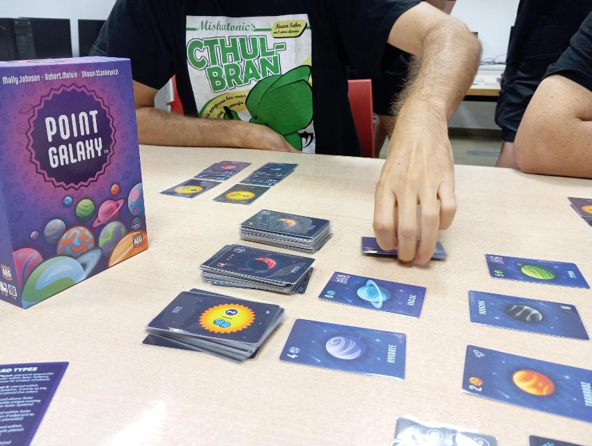 桌上的Point Galaxy,照片来自 Estepo Estepoes