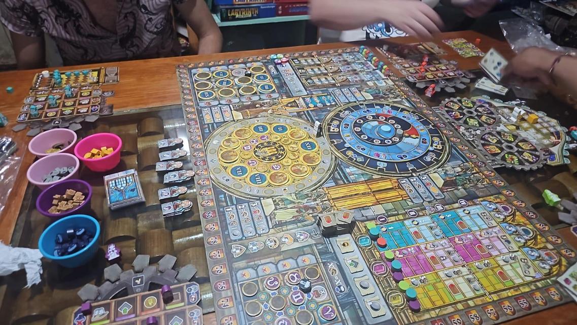 Orloj: The Prague Astronomical Clock на масата, снимка: MarFe MaAn