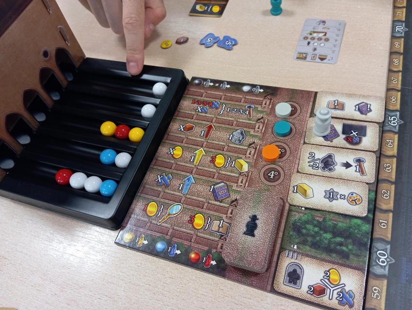 Golem op tafel, foto van Estepo Estepoes