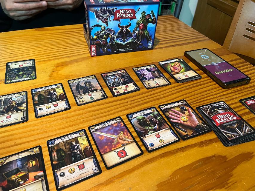 테이블 위의 Hero Realms, 사진: Bruno Circulo Friki