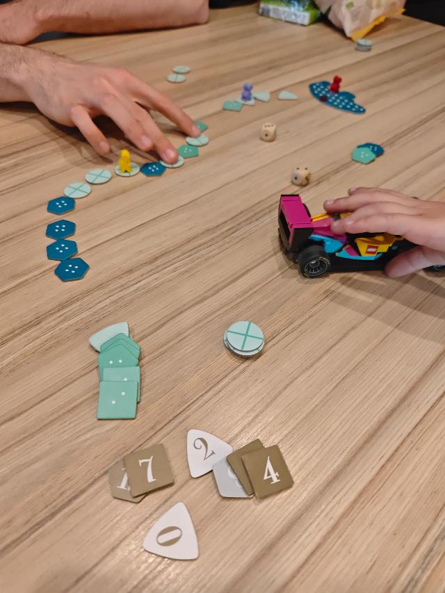 Deep Sea Adventure on the table, photo by tienlevy