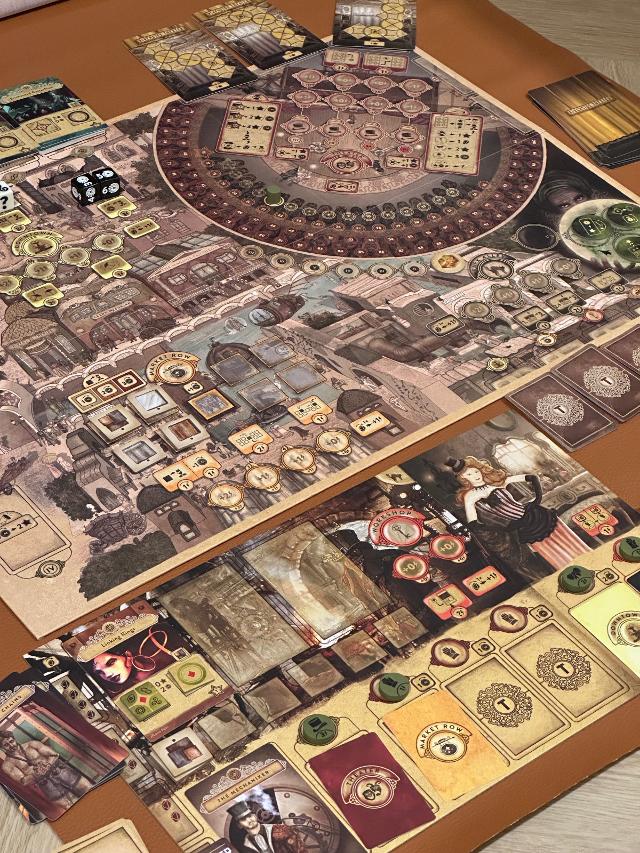 Trickerion: Anniversary Edition auf dem Tisch, Foto von Neung Vir