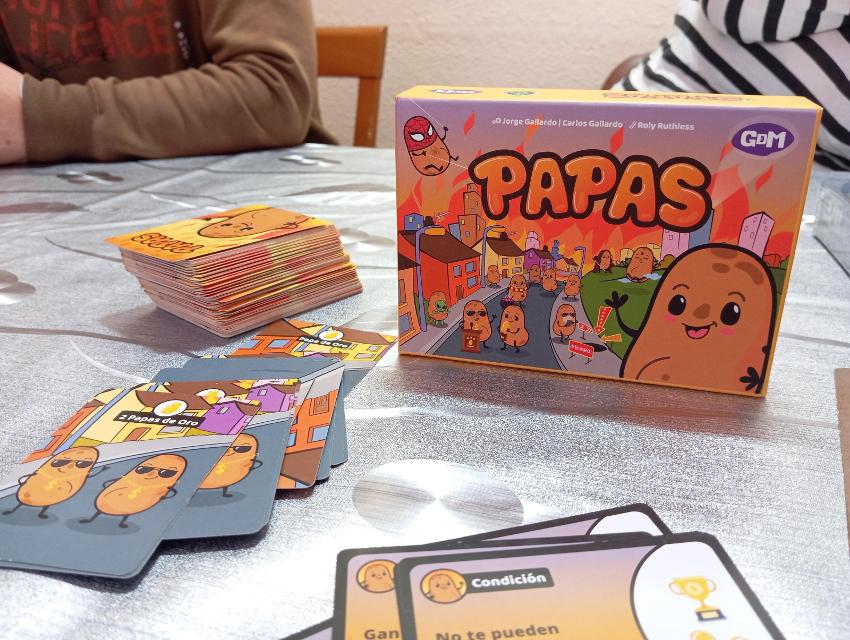 Donde las papas queman on the table, photo by Estepo Estepoes