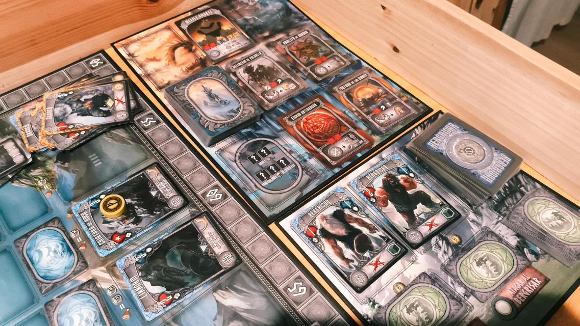 Campeones de Midgard: Big Box on the table, photo by Mochilo