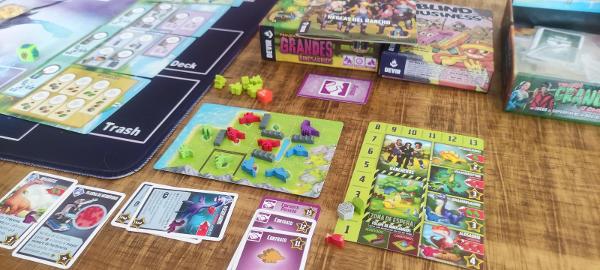 Tiny Epic Dinosaurs auf dem Tisch, Foto von Shinychi3