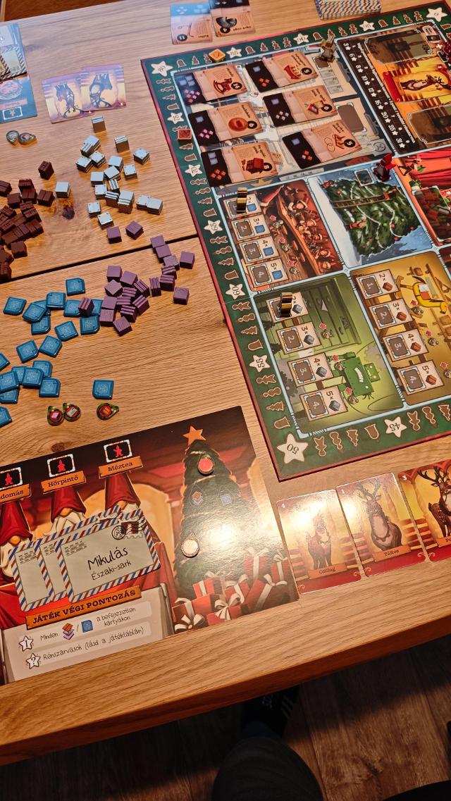 Santa's Workshop (Second Edition) on the table, photo by tienlevy