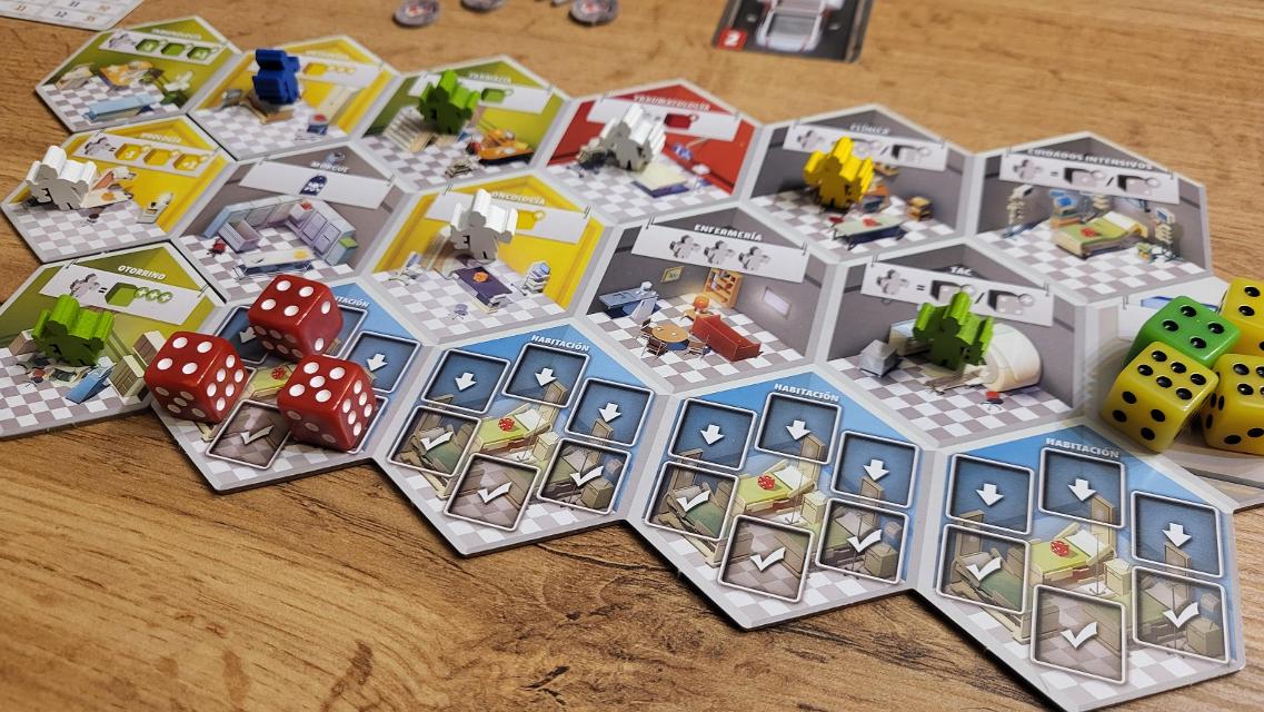 Dice Hospital pöydällä, kuva: Borja Giner