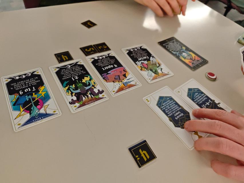 The Shipwreck Arcana on the table, photo by tienlevy