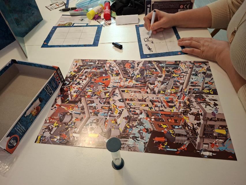 Last Message on the table, photo by Artur Rodríguez Coma