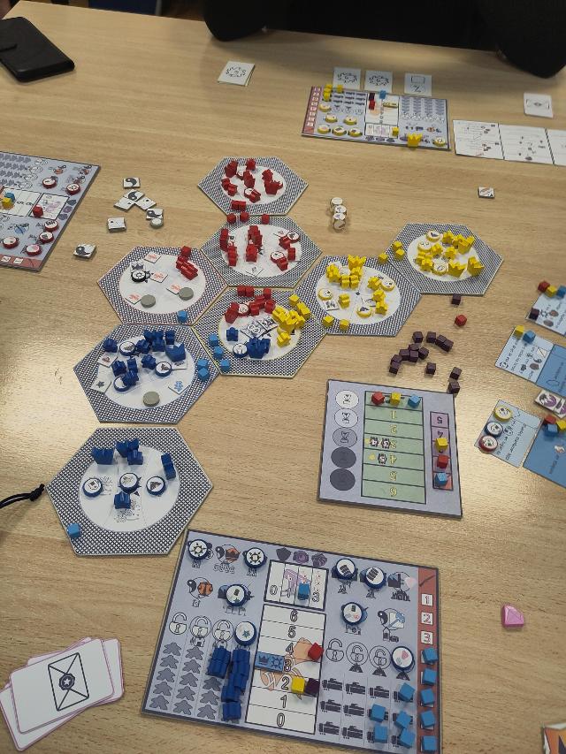 Unpublished Prototypes na stole, zdjęcie: Jaime Mayol