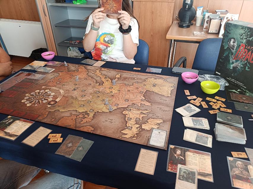 La Furia de Drácula sobre la taula, foto de Roque