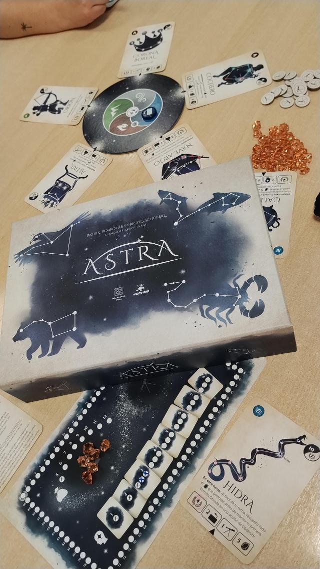 테이블 위의 Astra, 사진: Amy