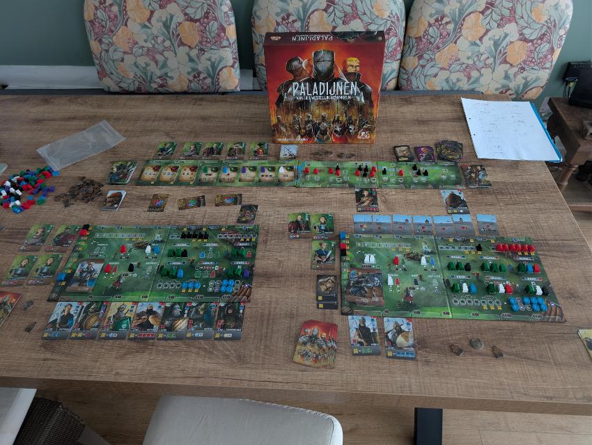 Paladins of the West Kingdom pöydällä, kuva: Jonas Van Loocke